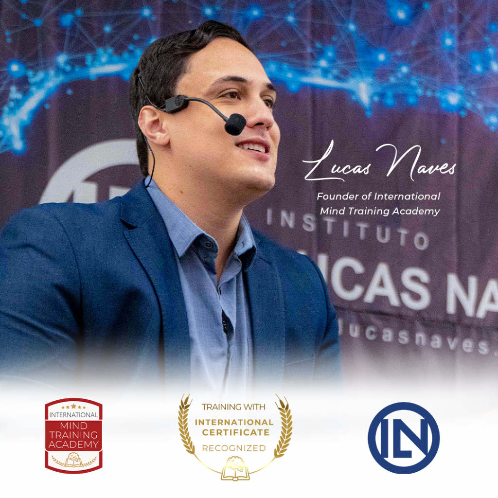 Lucas Naves palestrando com microfone headset, identificado como fundador da International Mind Training Academy