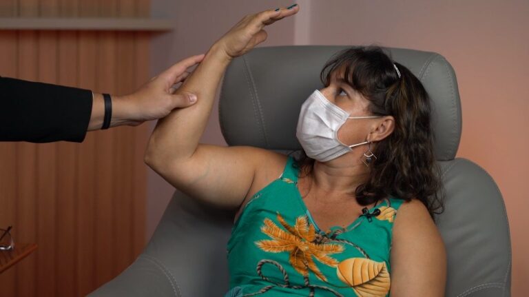Indução hipnótica por toque na testa, com paciente reclinada na poltrona