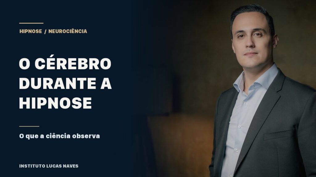 Lucas Naves, de blazer cinza e camisa clara, em capa azul sobre o cérebro durante a hipnose.
