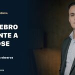 Lucas Naves, de blazer cinza e camisa clara, em capa azul sobre o cérebro durante a hipnose.