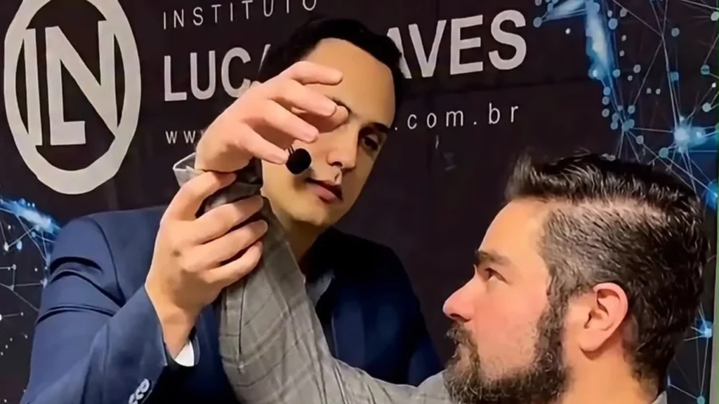Lucas Naves induzindo um voluntário em sessão de hipnose