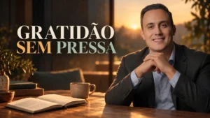 Lucas Naves ao lado de um caderno aberto e uma xícara sob luz do amanhecer, com a frase Gratidão sem pressa.