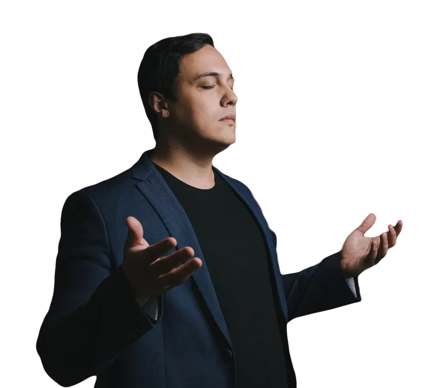 Lucas Naves de braços abertos